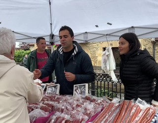 Lehen sektorearekin urteroko hartu-emana izan dute antzuolarrek San Isidro azokan