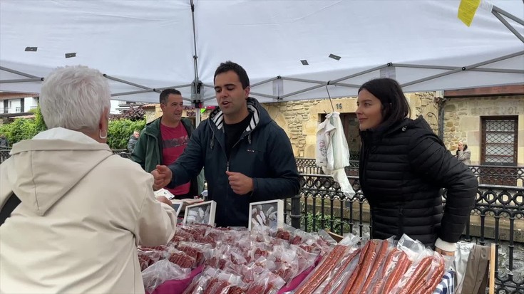 Lehen sektorearekin urteroko hartu-emana izan dute antzuolarrek San Isidro azokan