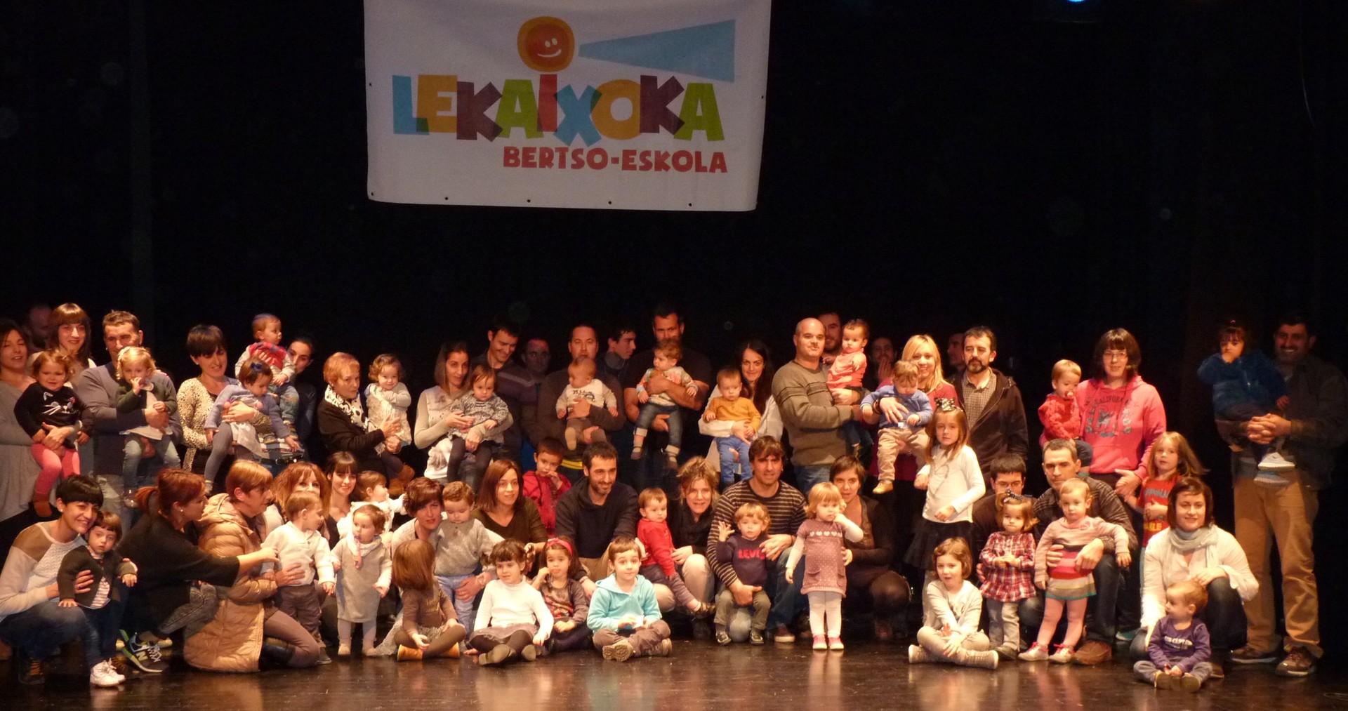 Bertso liburua jaso dute oparitzat 2014an jaiotako umeek