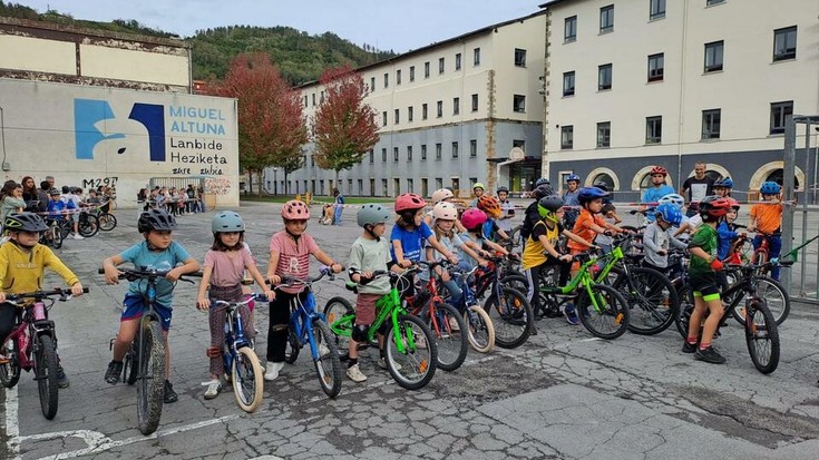 Lokatzaren Bizikleta Jaian primeran ibili dira neska-mutikoak bi gurpilen gainean