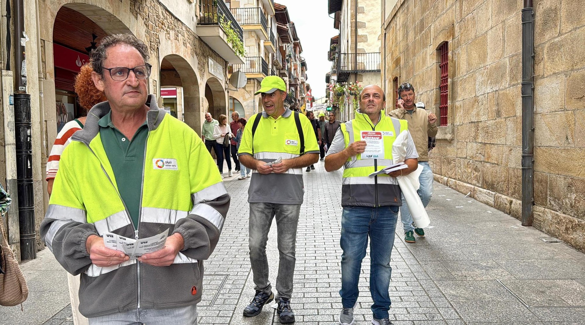 Esku orriak banatzen ibili dira kale-garbitzaileak, informazioa zabaltzeko