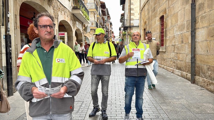 Esku orriak banatzen ibili dira kale-garbitzaileak, informazioa zabaltzeko