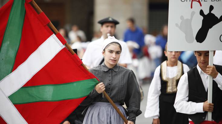 Sorgin-dantza erraldoia Oñatzen urtebetetzerako