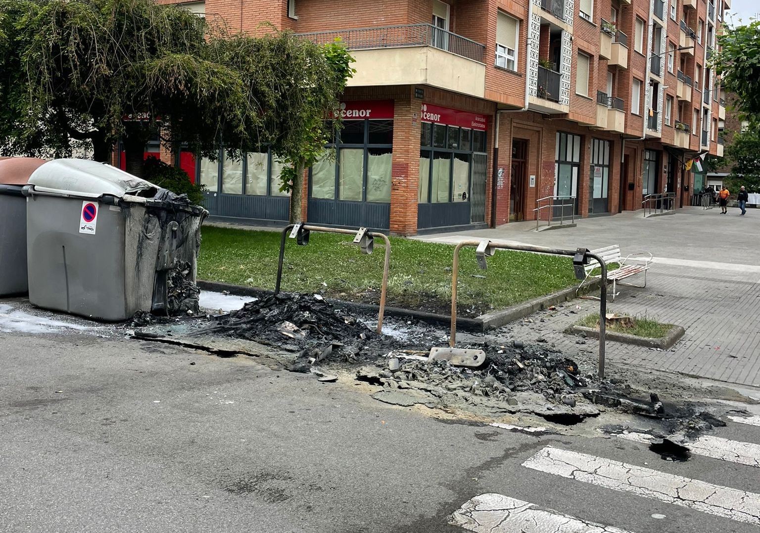 Hiru edukiontzi erre dituzte Mitarte plazan, asteburuan