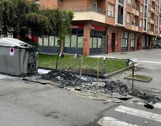 Hiru edukiontzi erre dituzte Mitarte plazan, asteburuan