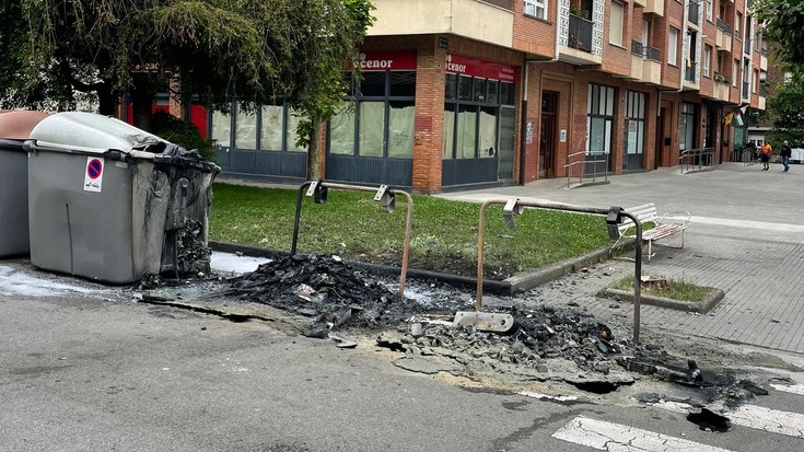 Hiru edukiontzi erre dituzte Mitarte plazan, asteburuan