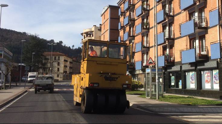 Musakolako autobus geltokia zerbitzutik kanpo gaur goizez, asfaltatze lanengatik