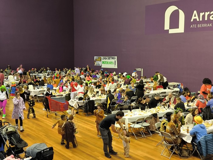 Haur eta Guraso Asanbladak eskerrak eman dizkie Inauterietako mozorro paellan batutakoei