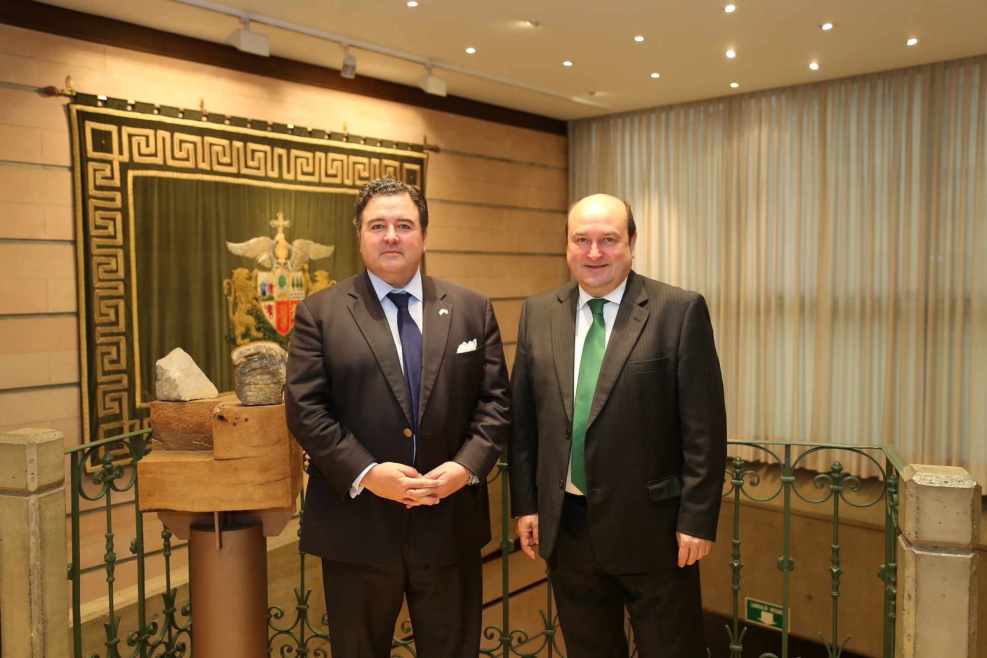Ortuzarrek Sabin Etxean hartu du Richard Duke Buchan III.a, Espainian AEBko enbaxadorea dena