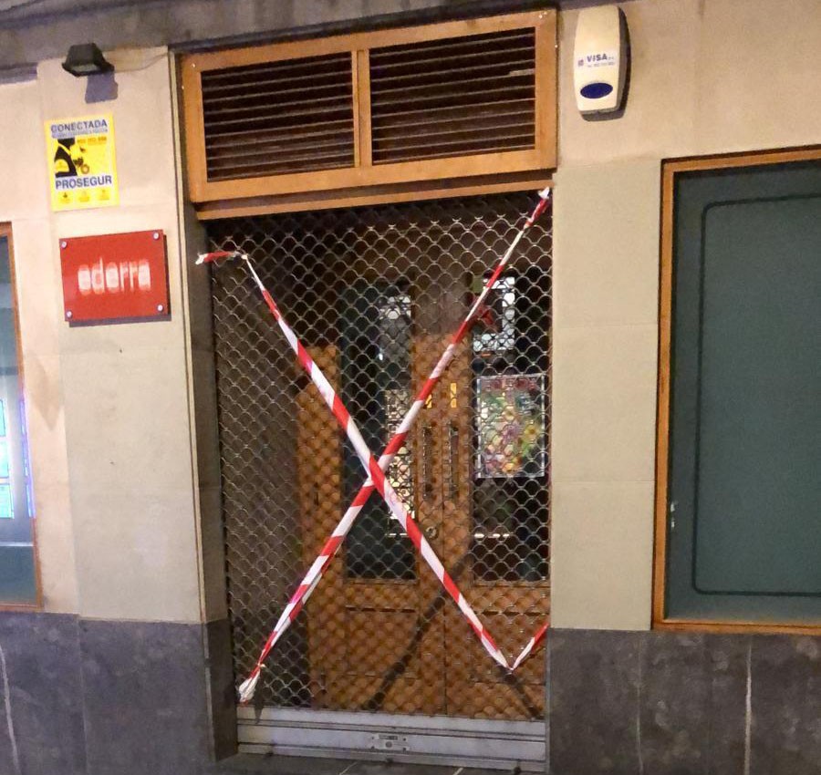 Ederra taberna itxita, zerbitzari batek positibo eman eta lanean jarraitu izanagatik