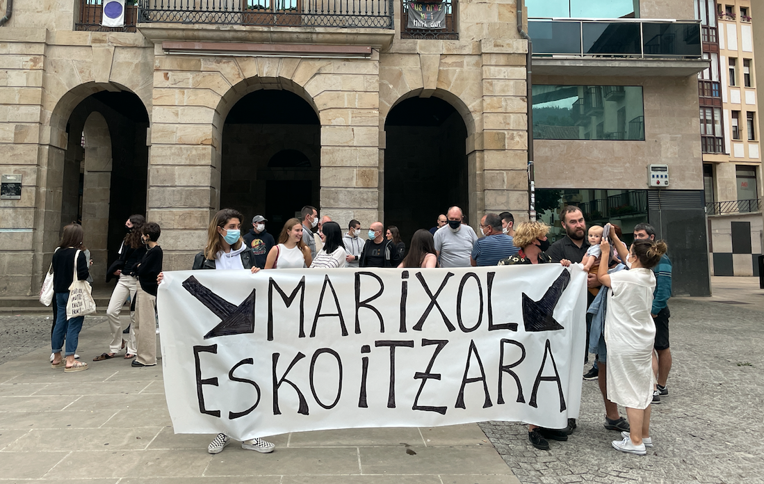 'Maixol Eskoitzara' zioen pankartarekin elkarretaratzea, Eskoriatzan