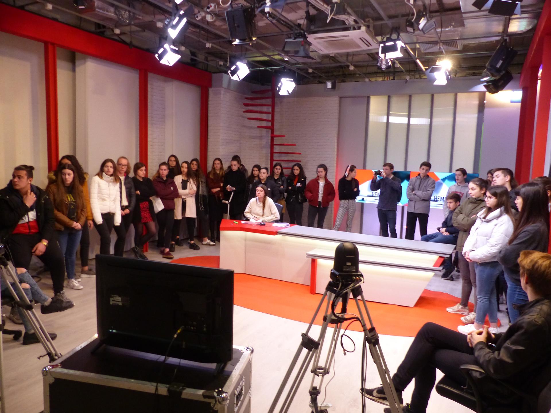 Telebistako albistegi bat nola egiten den ikasteko, Arizmendiko Gaztelupeko Batxi 1eko ikasleak Goienan izan dira