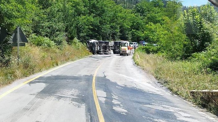 Kamioi bat irauli egin da Kanpazarren, eta eragina du zirkulazioan