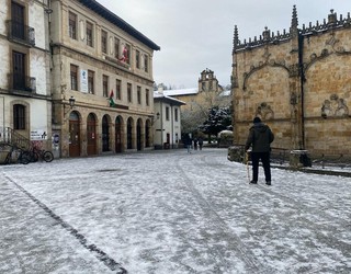 Izotza atzoko elurraren gainetik