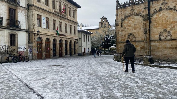 Izotza atzoko elurraren gainetik