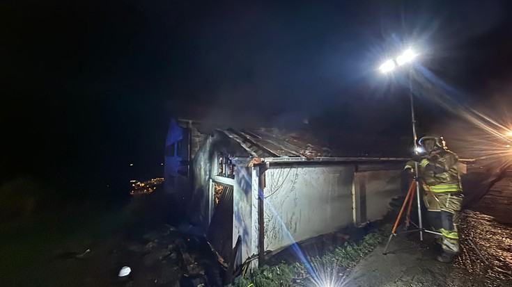 Galartzako Etxezuri baserri ondoko eraikinean sutea izan da