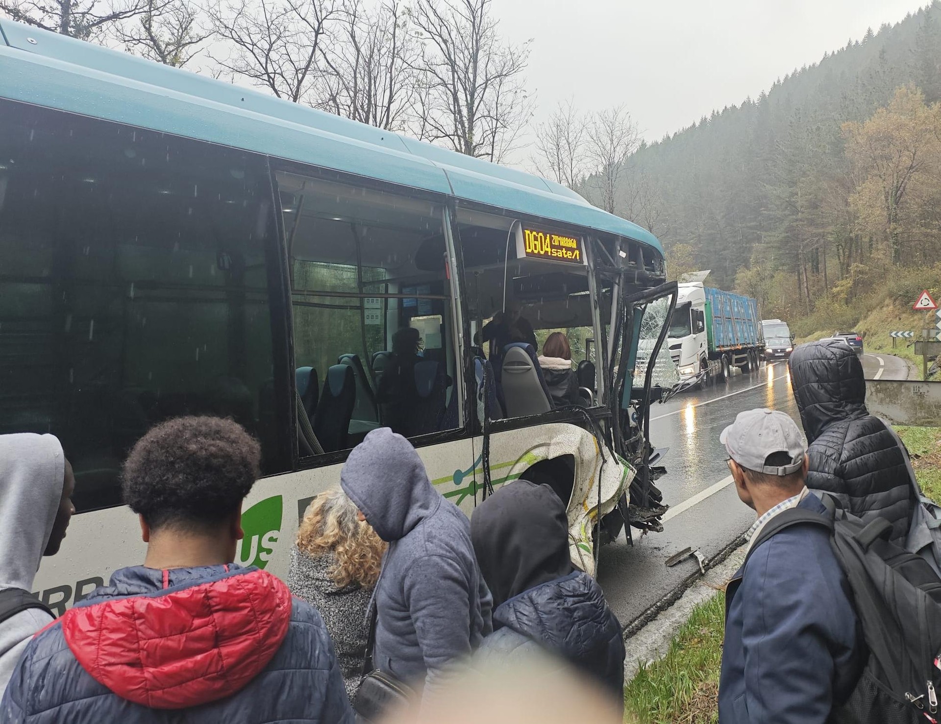 Lurraldebuseko autobus batek istripua izan du Zubillagatik Elorregira bidean
