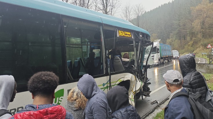 Lurraldebuseko autobus batek istripua izan du Zubillagatik Elorregira bidean