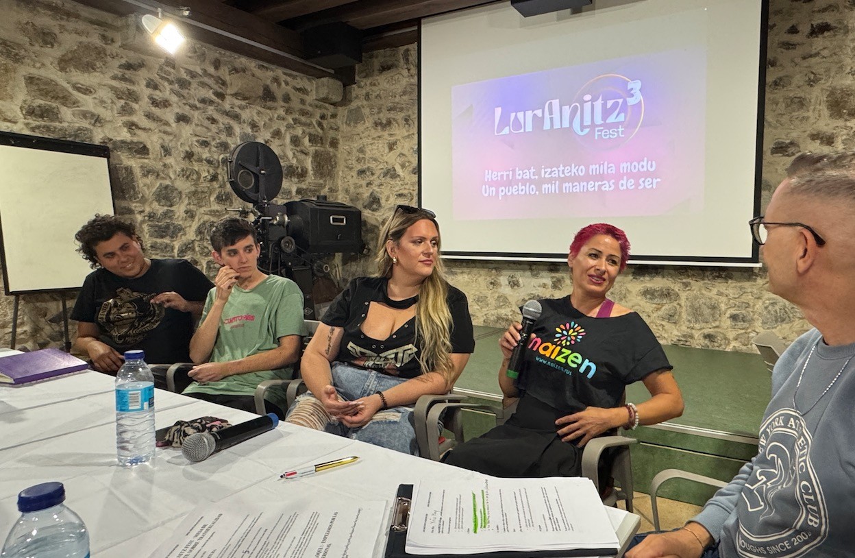 Trans kolektiboaren eskubideak aldarrikatu dituzte Lur Anitz Fest jaialdiaren irekierako mahai-inguruan
