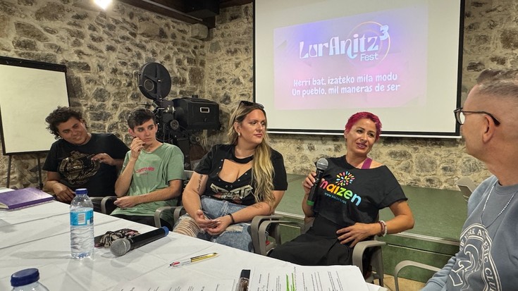 Trans kolektiboaren eskubideak aldarrikatu dituzte Lur Anitz Fest jaialdiaren irekierako mahai-inguruan