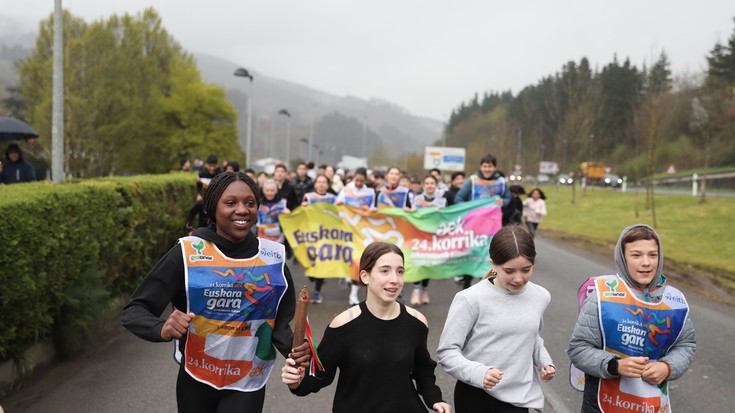 Korrika Txikiak euskararen aldeko aldarrikapenekin bete ditu Arrasateko kaleak