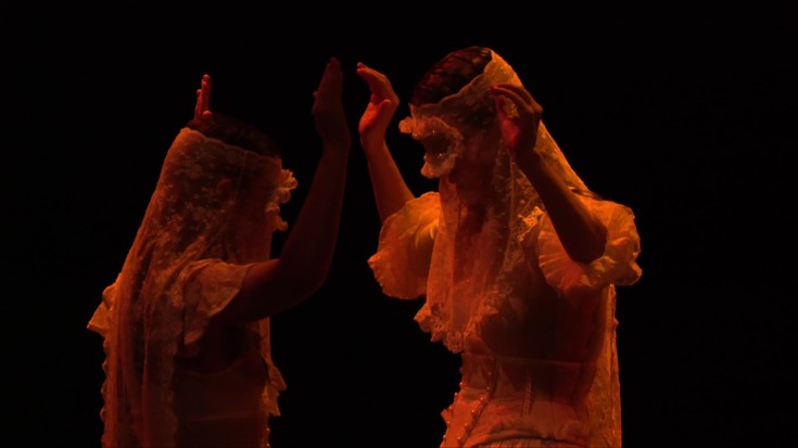 'Amimona' dantza-performanceak iraganeko oihartzunak ekarri ditu Aretxabaletara