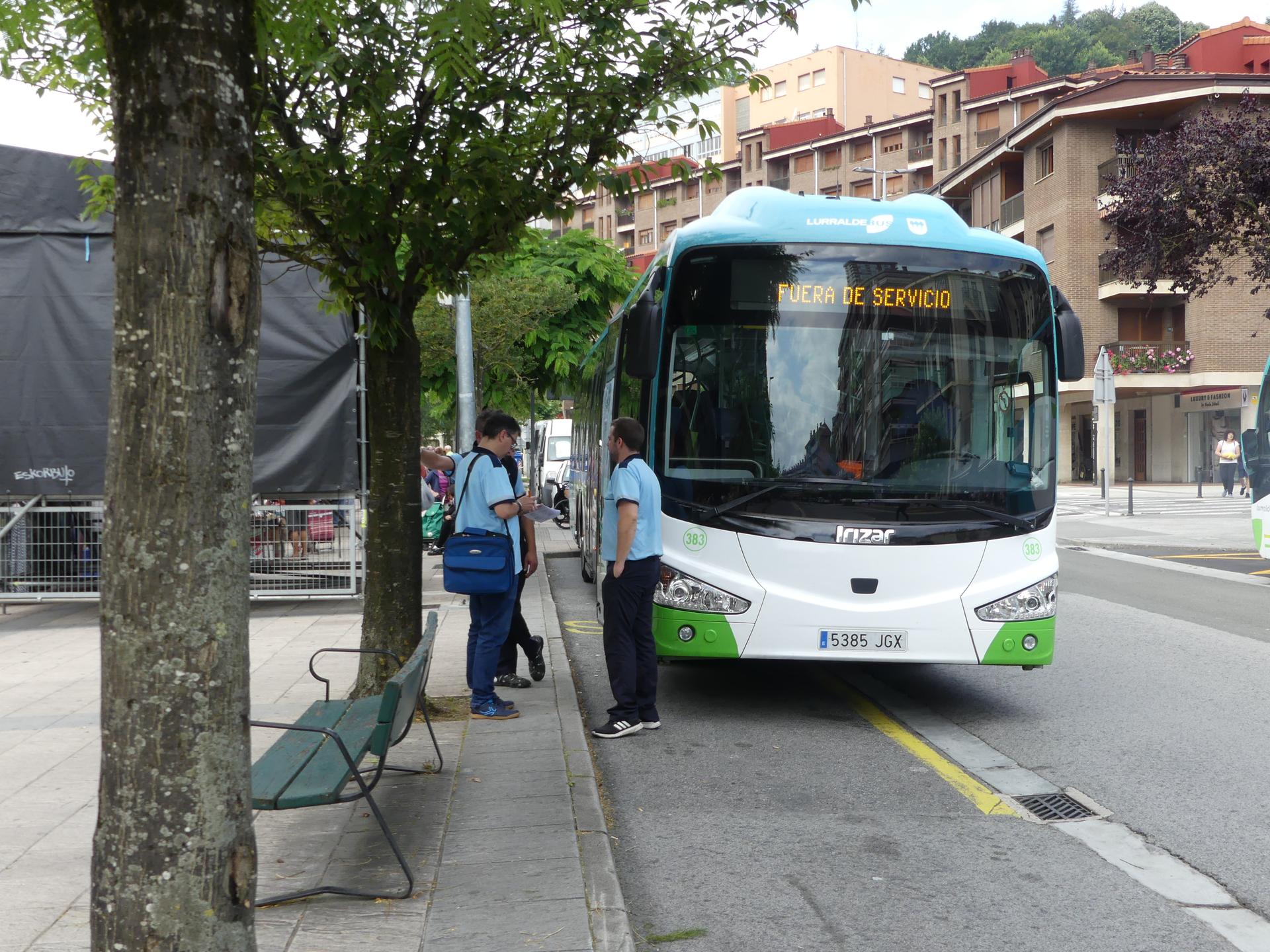 Bertan behera utzi dute Gipuzkoako autobus-gidarien greba