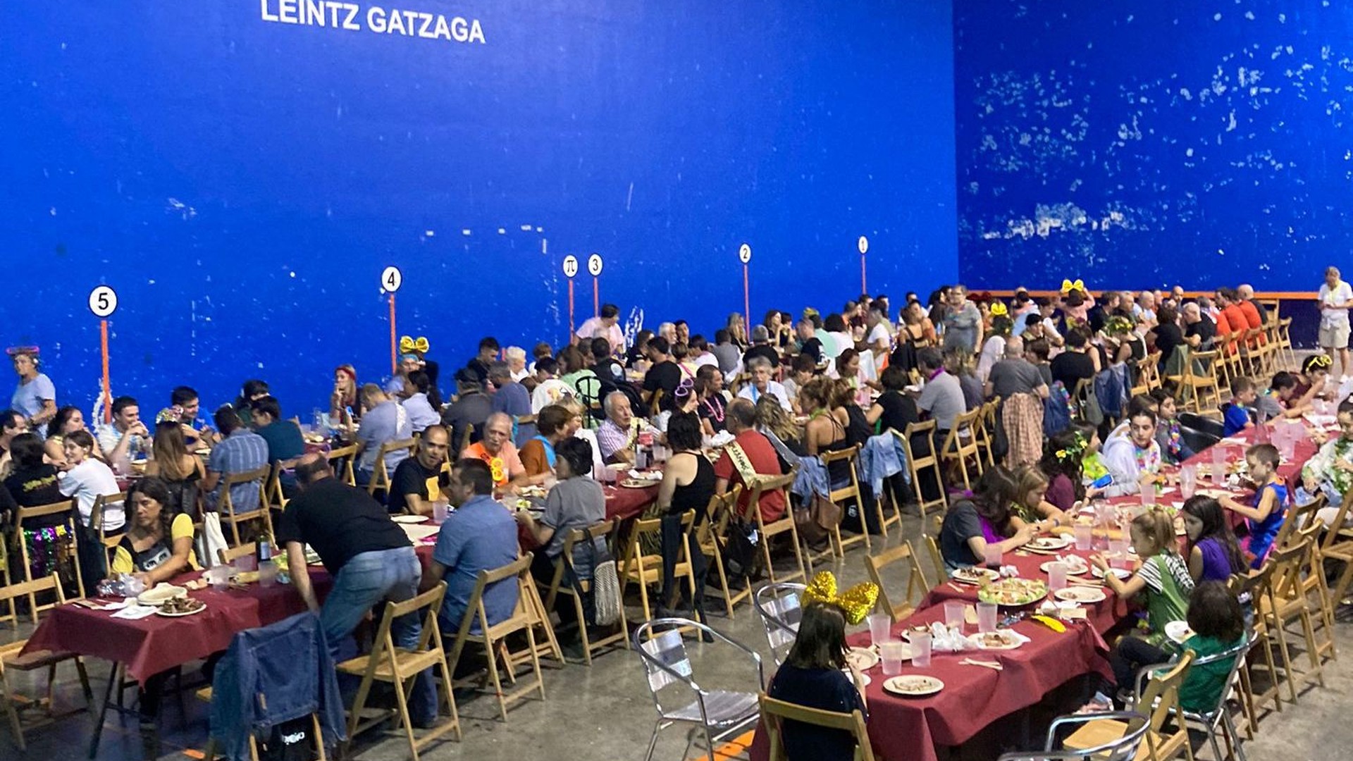 'Tristia ni, tristia ni!, datorren urtera arte, ez dau besterik!' abesten bukatu dituzte jaiak