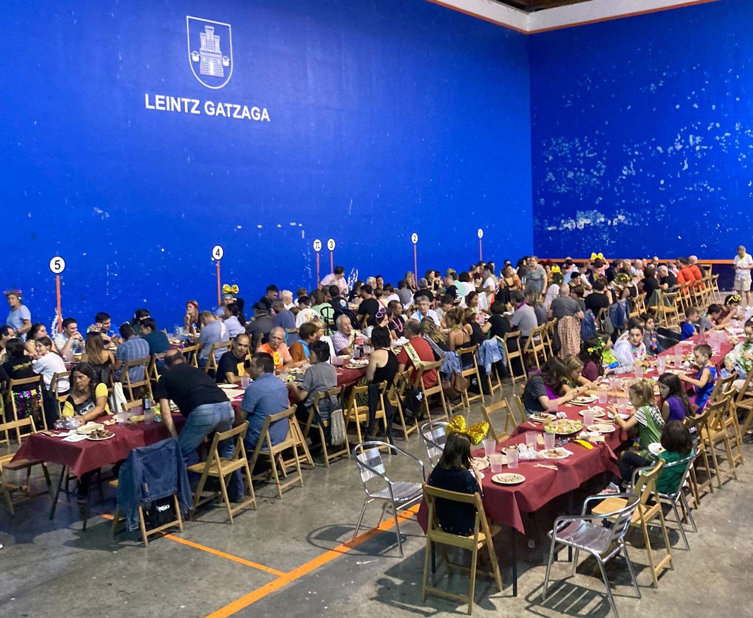 'Tristia ni, tristia ni!, datorren urtera arte, ez dau besterik!' abesten bukatu dituzte jaiak