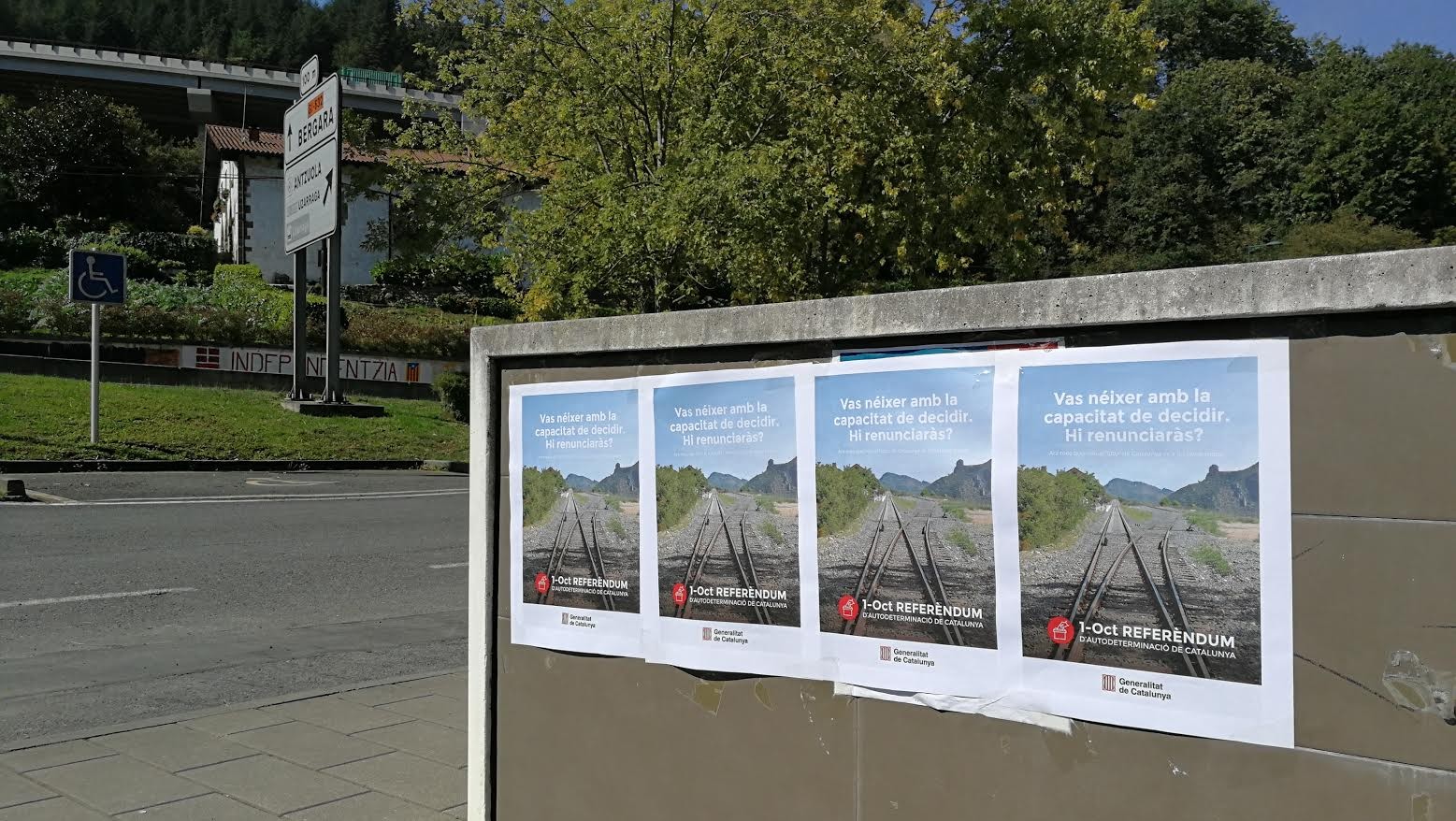 Generalitateko kartelak Antzuolan agertu dira