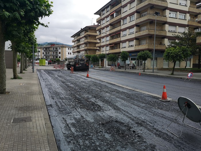 Asfaltatze lanak direla eta Azbeko autobus geltokia erabili beharko da gaur