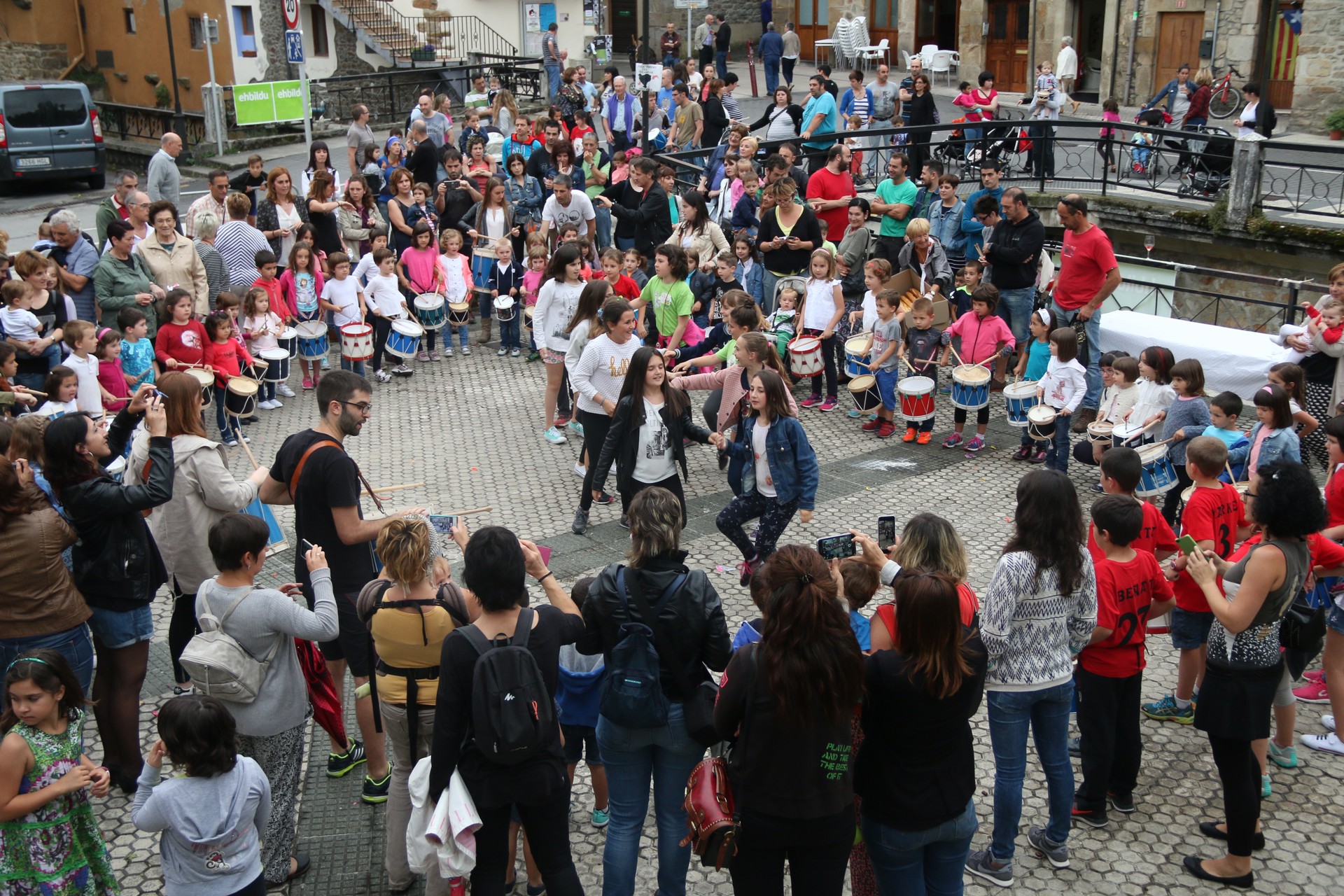 Kalebarrengo festa eta San Juan sua, eskutik