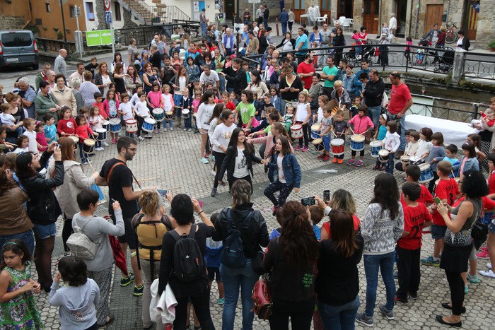 Kalebarrengo festa eta San Juan sua, eskutik