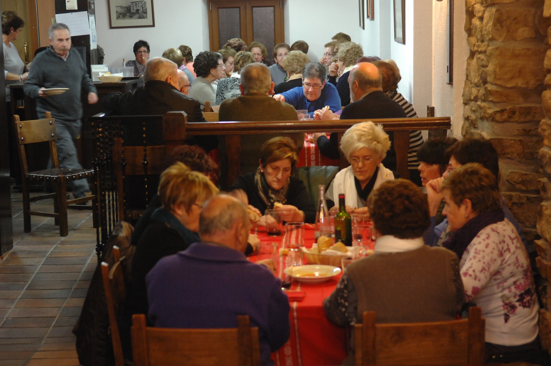 Otarren zozketa eta luntxa izan dute Elgetako erretiratuek