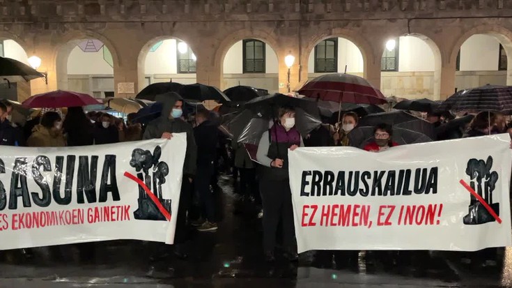 Protesta jendetsua Bergaran, Larramendiko "erraustegiaren" kontra