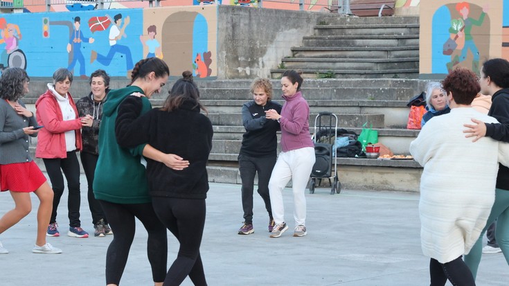 Plazan, kantxan eta kiroldegian, dantzan igaro dute eguna