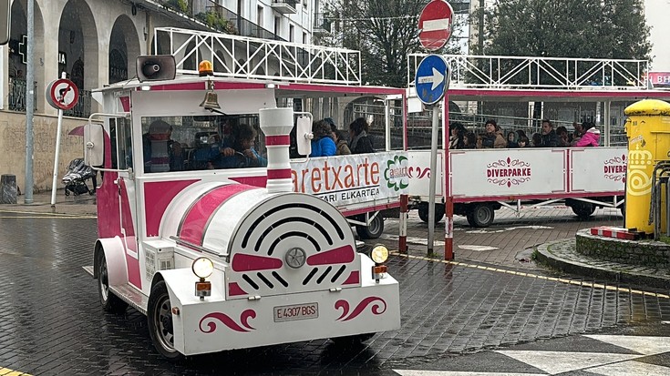 Txu-txu trena Aretxabaletako kaleetan zehar