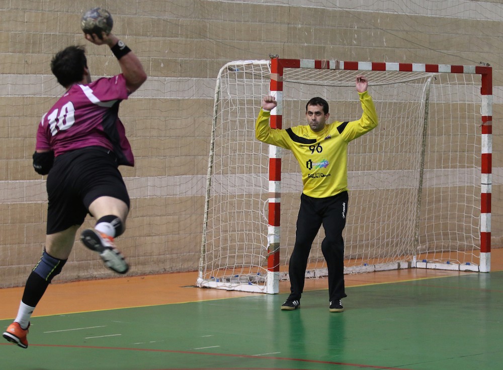 Ford Mugarrik liderra garaitu du (28-25)