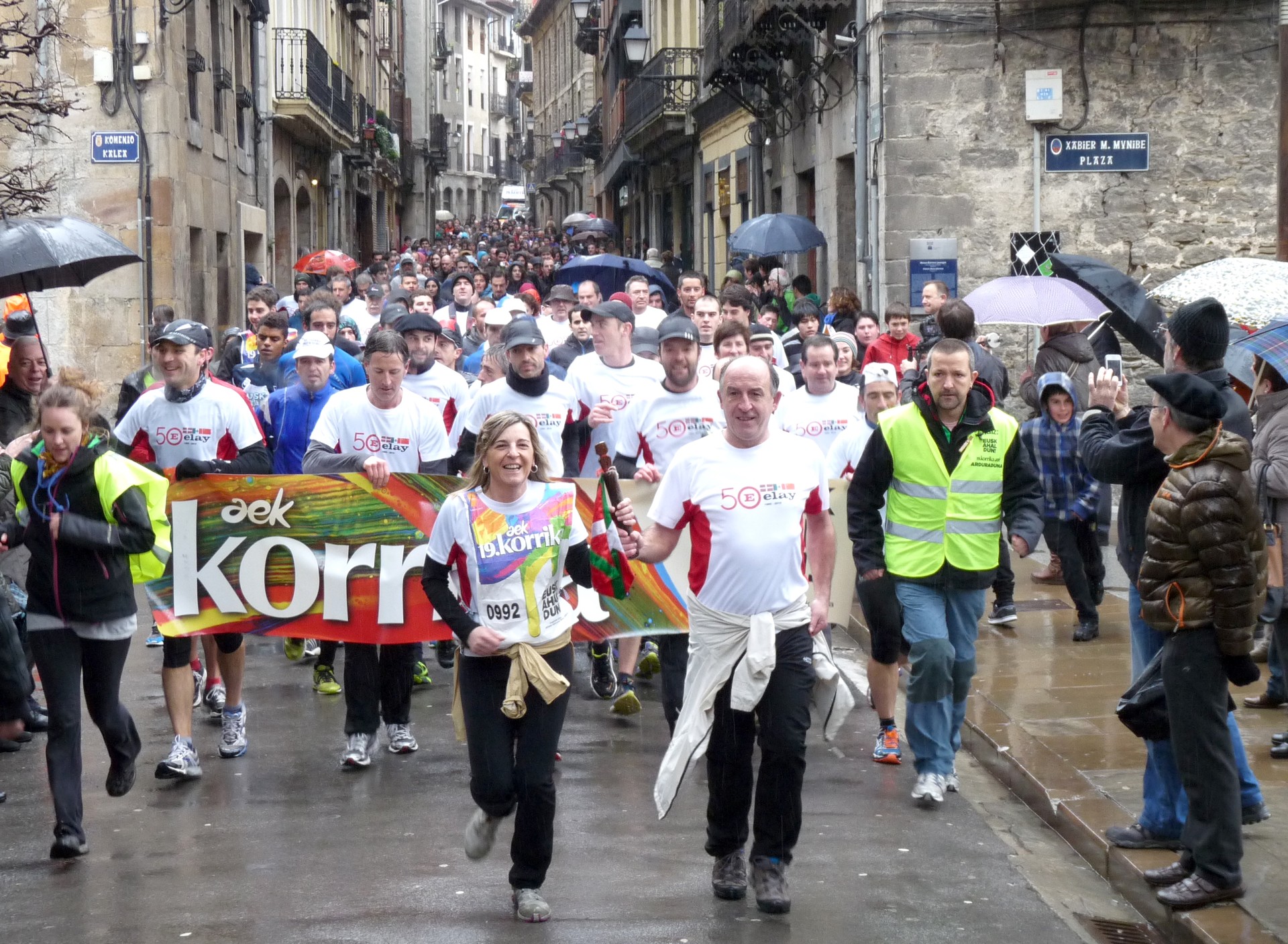 Korrikaren aldeko argazkia ateratzeko gonbidapena Bergarako kirol taldeei