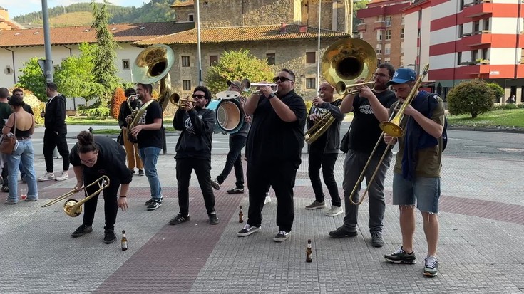 Broken Brothers Brass Band taldearen kalejira, AGAKOren urteurrena ospatzeko