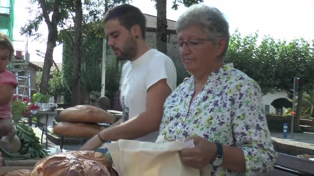 Neurri bereziak hartuta egingo bada ere baserritarren azokari eusten diote, Elgetan