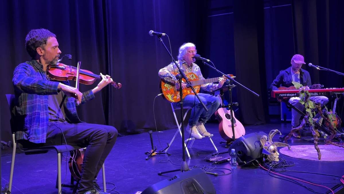 Oihana Aranaren koplak abestu ditu Mikel Markezek Zaldibar aretoan