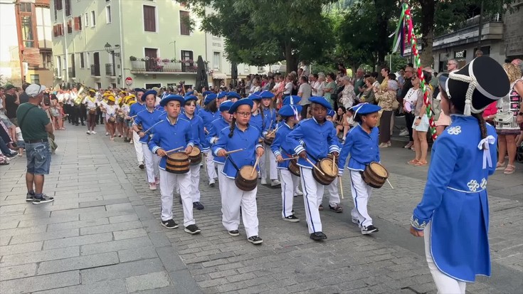 Haurren danborrada sanjuanetako giroa berotzen hasteko
