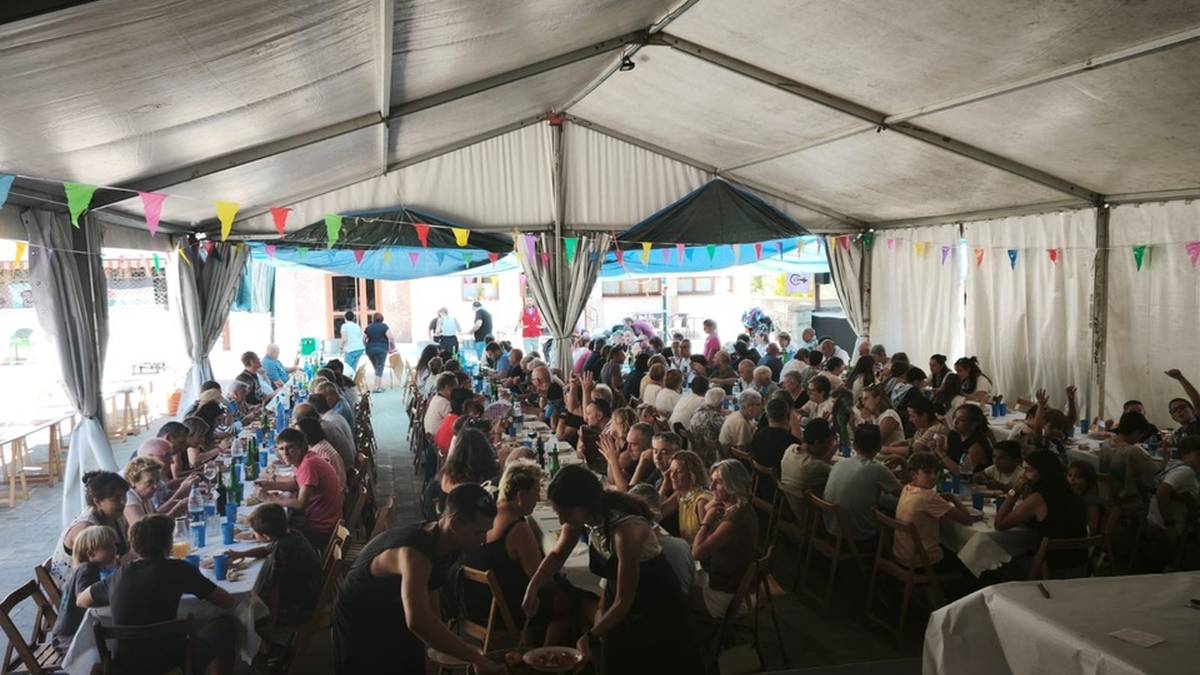 160 herritar inguru elkartu dira herri bazkarian, osintxuar erako patatak dastatzeko