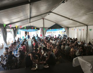 160 herritar inguru elkartu dira herri bazkarian, osintxuar erako patatak dastatzeko