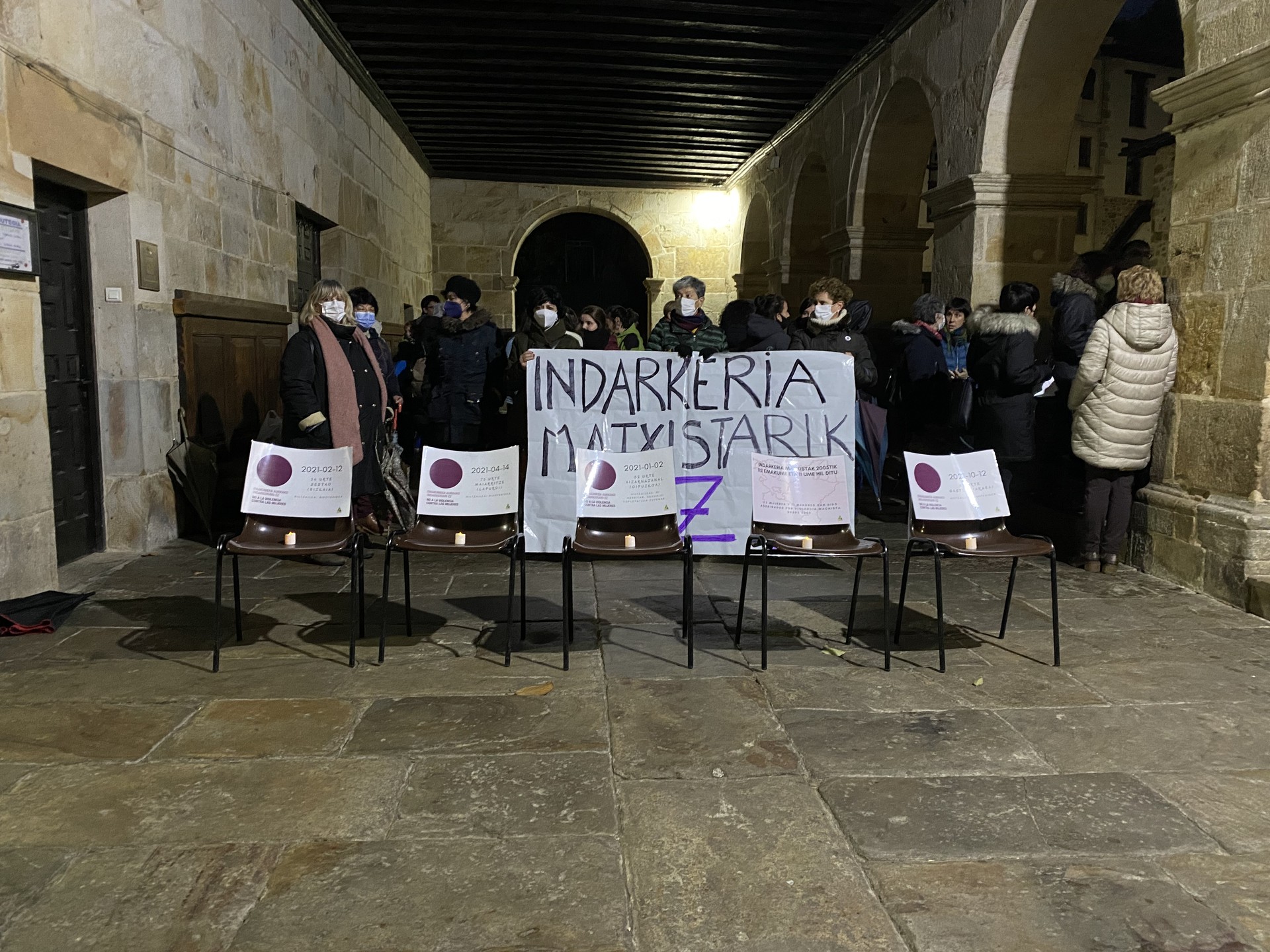 Indarkeria matxista salatzeko elkarretaratzea egin dute plazan