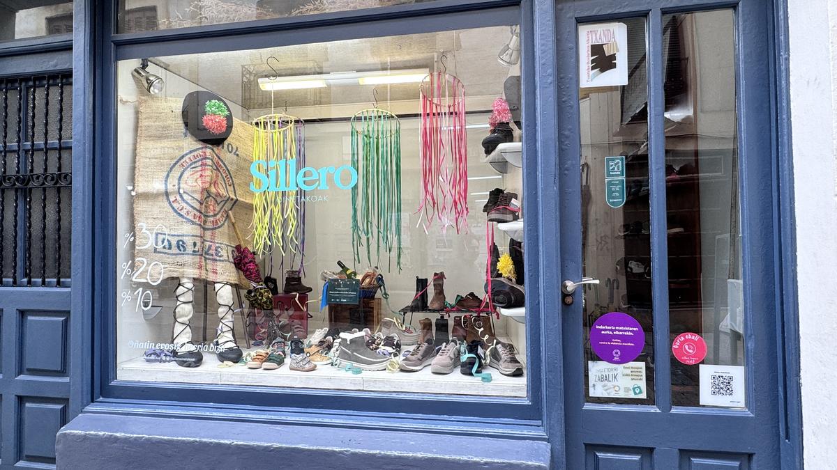 Txandako erakusleihoak ere Inaturietako arropekin atondu dituzte