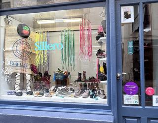 Txandako erakusleihoak ere Inauterietako arropekin atondu dituzte