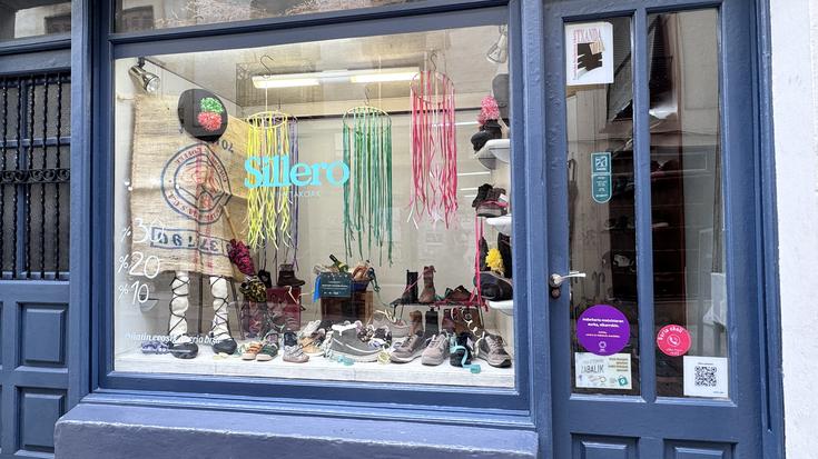 Txandako erakusleihoak ere Inaturietako arropekin atondu dituzte