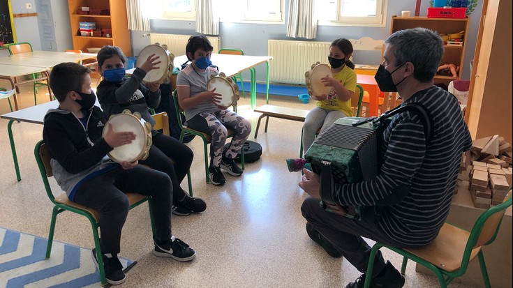 Adolfo Jainaga, 30 urte Elgetan trikiti eta pandero eskolak ematen